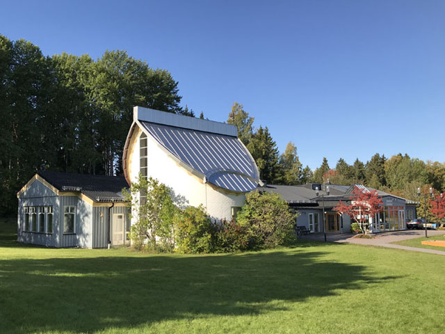 Kapell och församlingsgård i Storvreta.